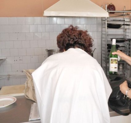 Comercianţii de pe litoral, AMENDAŢI de inspectorii DSVSA Constanţa: nereguli la capitolul igienă!